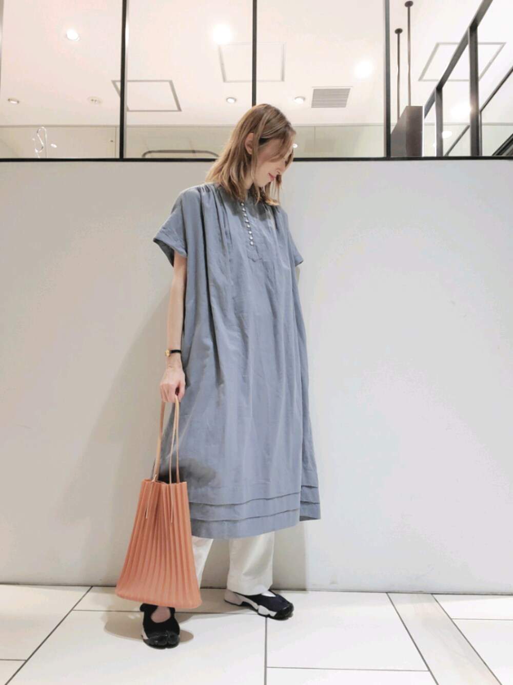 オレンジ系のショルダーバッグ、ホワイト系のその他パンツ、ブルー系のワンピースを着用したレディースの春コーディネートの1枚目の写真