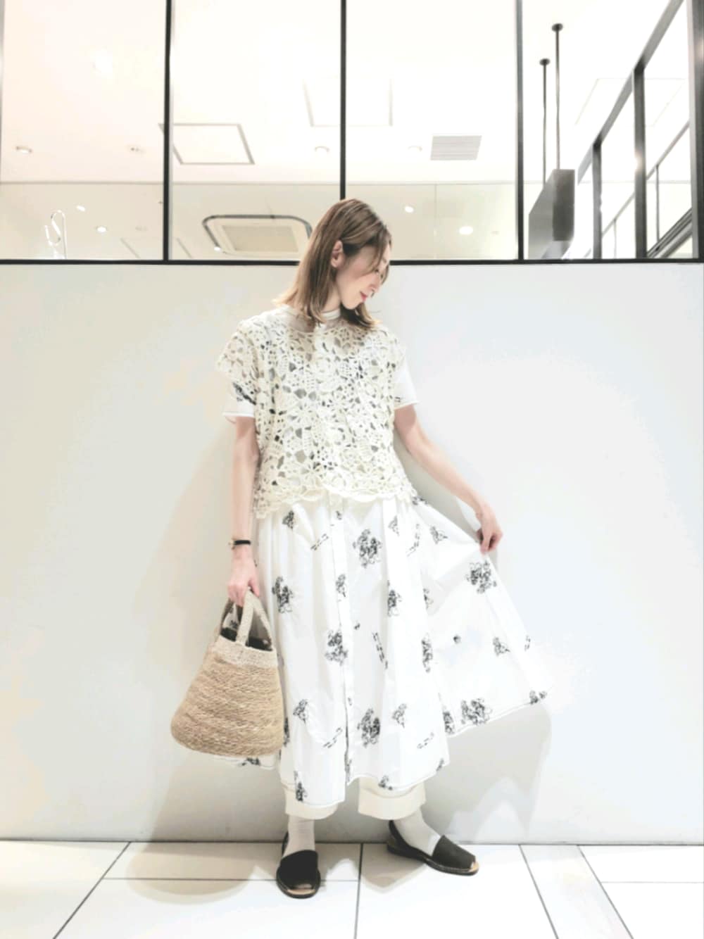 「ひまわり柄、夏コーデ、刺繍ワンピース、かぎ針編みニット、ベストスタイル、きれいめカジュアル、休日スタイル、ピュアルセシン、pual ce cin」｜「PUAL CE CINのボタニカル カギ針ベスト（ベスト、ホワイト系）」を使った、nagashimaさん（レディース・160cm）の春コーディネートの1枚目の写真