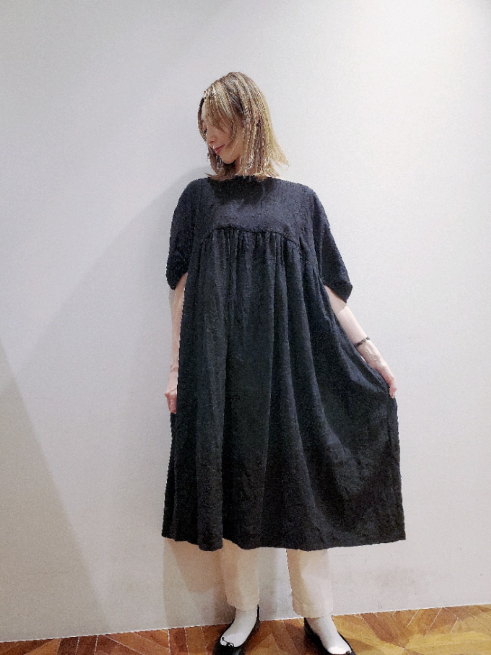 「刺繍ワンピース、モノトーンコーデ、ワンピースコーデ、ワンピーススタイル、バレエシューズ、きれいめカジュアル、休日スタイル、ピュアルセシン、pualcecin、pual ce cin」｜「PUAL CE CINの大花刺繍ワンピース（ワンピース、ブラック系）」を使った、nagashimaさん（レディース・160cm）の春コーディネートの1枚目の写真