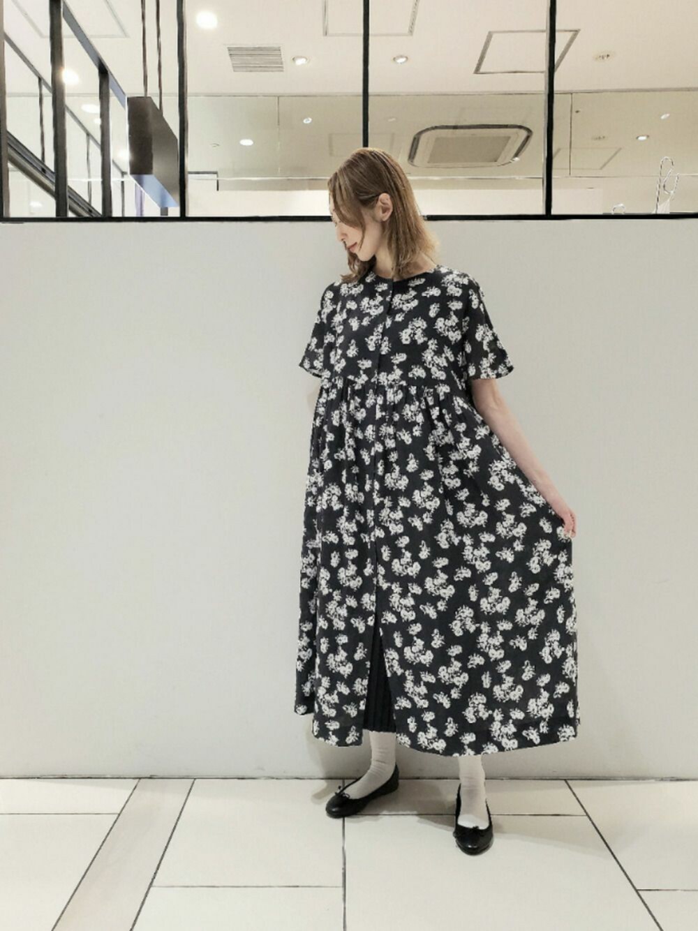 「花柄ワンピース、麻ワンピース、2wayワンピース、プリーツワンピース、ブラックコーデ、ワントーンコーデ、バレエシューズ、ピュアルセシン、pualcecin、pual ce cin」｜「PUAL CE CINの麻キャンバス中花プリントワンピース（ワンピース、ブラック系）」を使った、nagashimaさん（レディース・160cm）の春コーディネートの1枚目の写真