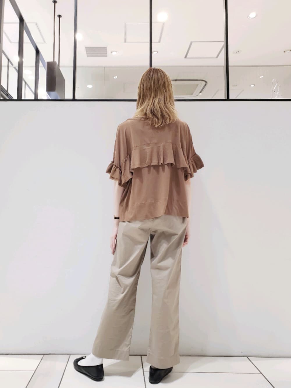 「フリル袖、バックコンシャス、袖コンシャス、ブラウンコーデ、相互フォロー、ストレッチパンツ、ストレートパンツ、ピュアルセシン、pualcecin、pual ce cin」｜「PUAL CE CINのオーガニック天竺フリルTシャツ（Tシャツ/カットソー、ブラウン系）」を使った、nagashimaさん（レディース・160cm）の夏コーディネートの1枚目の写真