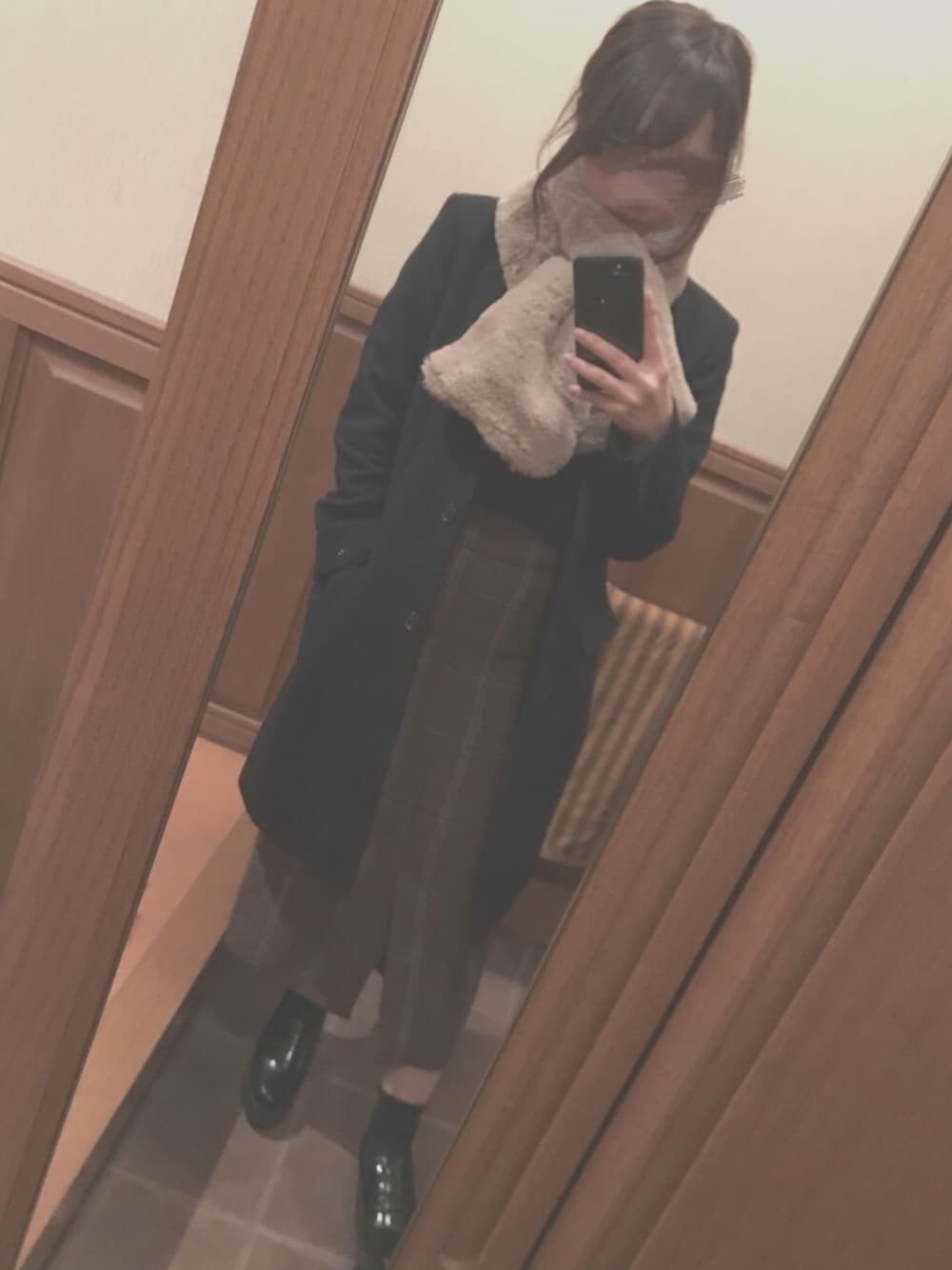 「冬、ロングスカート、ファー小物、厚底シューズ、OL、休日スタイル、低身長」｜「Mila Owenのウエッジソールローファー（ローファー、ブラック系）」を使った、  tim ⁑ さん（レディース・149cm）の秋コーディネートの1枚目の写真