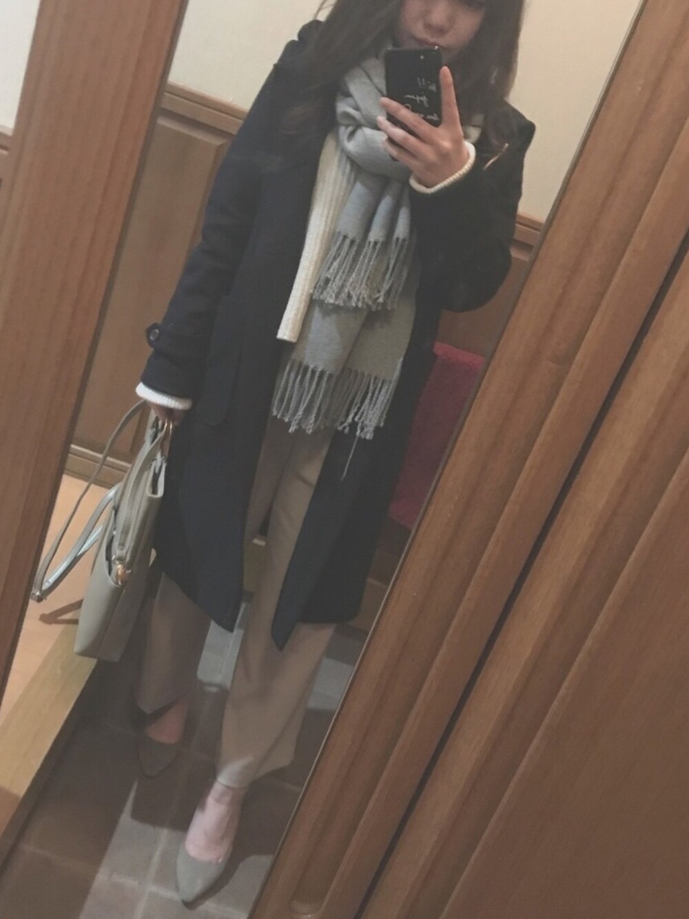 ベージュ系のパンプス、ピンク系のその他パンツ、ブルー系のその他アウターを着用したレディースの冬コーディネートの1枚目の写真