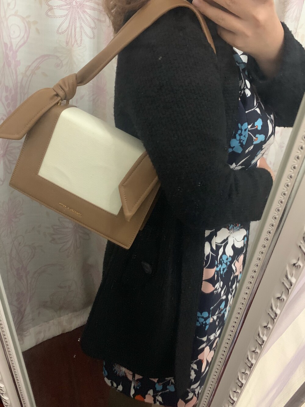 「秋コーデ」｜「CHARLES & KEITHのアイテム（ポーチ、ベージュ系）」を使った、一个胖子的日常さん（レディース・160cm）の秋コーディネートの1枚目の写真