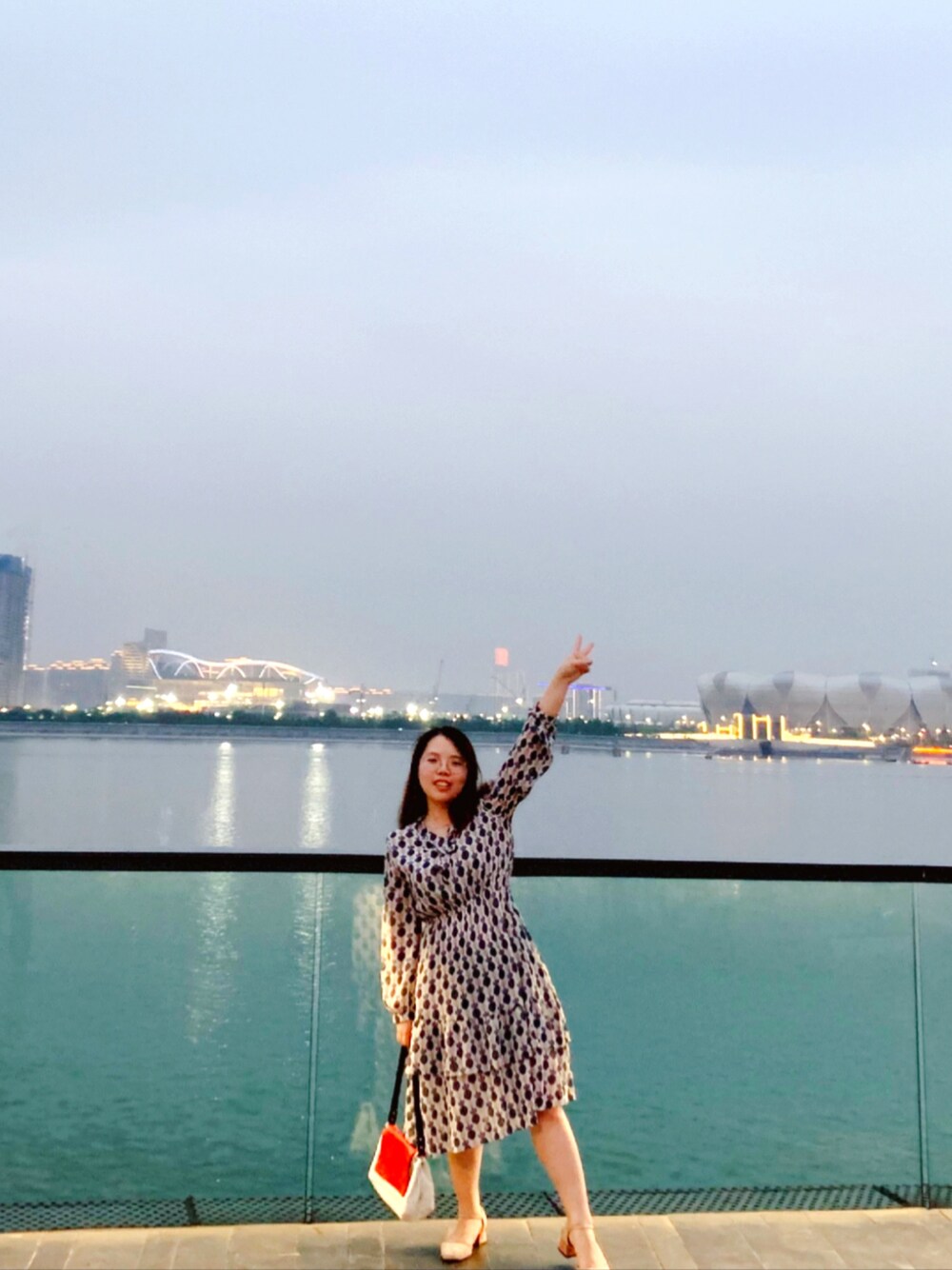 「连衣裙」｜「kate spade new yorkのアイテム（トートバッグ、ホワイト系）」を使った、一个胖子的日常さん（レディース・160cm）の夏コーディネートの1枚目の写真
