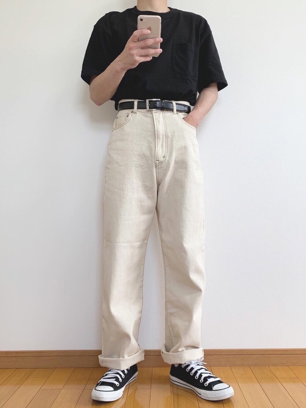 「おしゃれさんと繋がりたい、いいね、save、フォローお願いします🤑、シンプル、プチプラ、Tシャツ、デニム、ホワイトパンツ、スニーカー、低身長」｜「GUのアイテム（Tシャツ/カットソー、ブラック系）」を使った、かぺじゅんさん（メンズ・165cm）の夏コーディネートの1枚目の写真