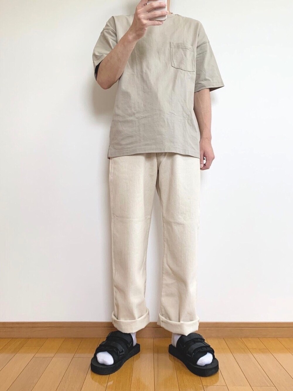 「おしゃれさんと繋がりたい、いいね、save、フォローお願いします🤑、夏コーデ、シンプルコーデ、プチプラ、Tシャツ、ワイドパンツ、サンダル、低身長」｜「GUのアイテム（Tシャツ/カットソー、ベージュ系）」を使った、かぺじゅんさん（メンズ・165cm）の夏コーディネートの1枚目の写真