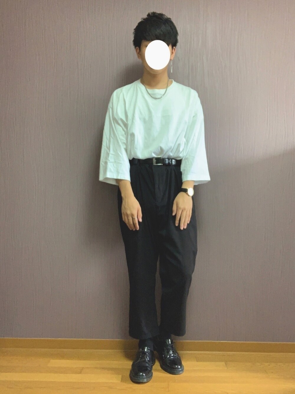 ホワイト系のTシャツ/カットソー、ブラック系のスラックス、ブラック系のドレスシューズを着用したメンズの夏コーディネートの1枚目の写真