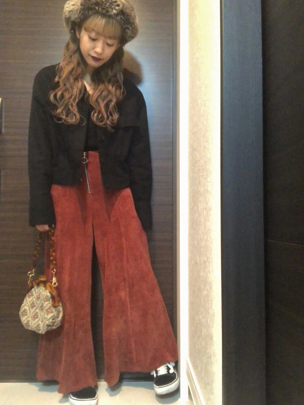 「ootd、低身長、150cm、ファー帽子、Another Edition、murua、ZARA、LOWRYS FARM」｜「ZARAのアイテム（パンツ、オレンジ系）」を使った、CHIHIROさん（レディース・150cm）の冬コーディネートの1枚目の写真