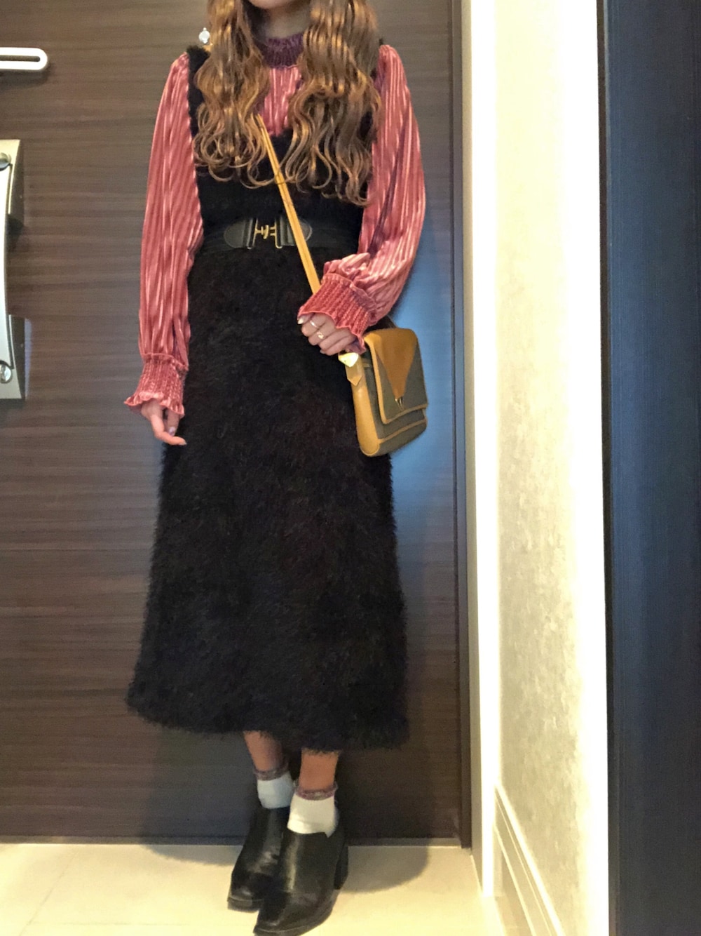 「ootd、低身長、150cm、ベロアトップス、ファーワンピース、ZARA、YSL vintage、EMODA、w closet」｜「ZARAのアイテム（ワンピース/ドレス、ブラック系）」を使った、CHIHIROさん（レディース・150cm）の冬コーディネートの1枚目の写真