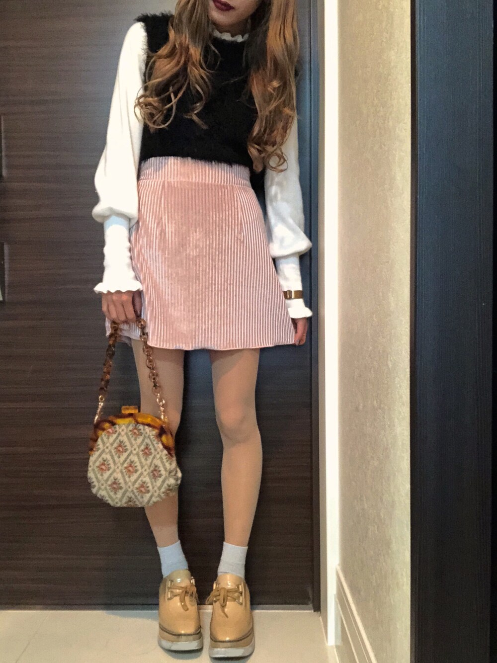 「ootd、低身長、150cm、ファーベスト、ベロアスカート、ゴブラン柄、EMODA、Another Edition、GU」｜「jouetieのベロアスカート（スカート、ピンク系）」を使った、CHIHIROさん（レディース・150cm）の冬コーディネートの1枚目の写真