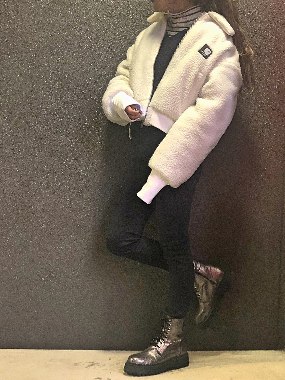 「ootd、150cm、モノトーンコーデ、ブーツ、EMODA、carhartt、低身長、Another Edition、ショート丈アウター」｜「EMODAの【EMODA×CARHARTT WIP】ビッグカラーボンバージャケット（ブルゾン、ホワイト系）」を使った、CHIHIROさん（レディース・150cm）の冬コーディネートの1枚目の写真