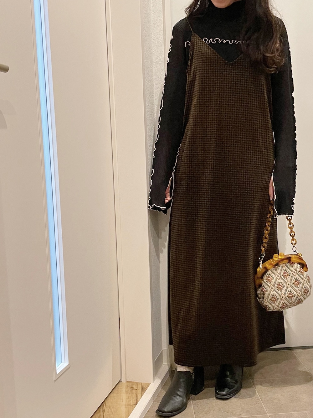 「秋コーデ、ロングワンピース、タートルネックニット、低身長、150cm、ニットコーデ、JEANASiS、Kastane、EMODA、Another Edition」｜「JEANASISの14Ｇバイカラーメロープルオーバー/894811（ニット/セーター、ブラック系）」を使った、CHIHIROさん（レディース・150cm）の秋コーディネートの1枚目の写真