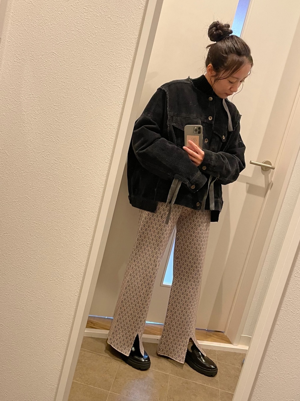 「150cm、低身長、ニットパンツ、パンツスタイル、柄パンツ、ZARA、GLOBAL WORK、EMODA、chaopanic、おだんごヘアー」｜「CIAOPANICのアイテム（ジャケット/アウター、ブラック系）」を使った、CHIHIROさん（レディース・150cm）の冬コーディネートの1枚目の写真