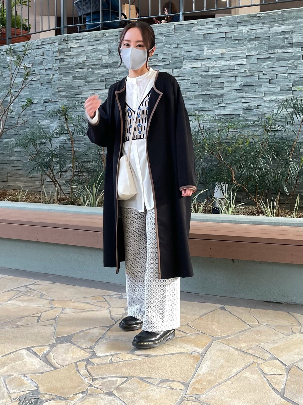 「春コーデ、150cm、低身長、ビスチェ、白シャツ、スリットシャツ、SLY、Dr.Martens、DouDou、JEANASiS」｜「JEANASISのアソートジャガードパンツ/852043（その他パンツ、ホワイト系）」を使った、CHIHIROさん（レディース・150cm）の春コーディネートの1枚目の写真