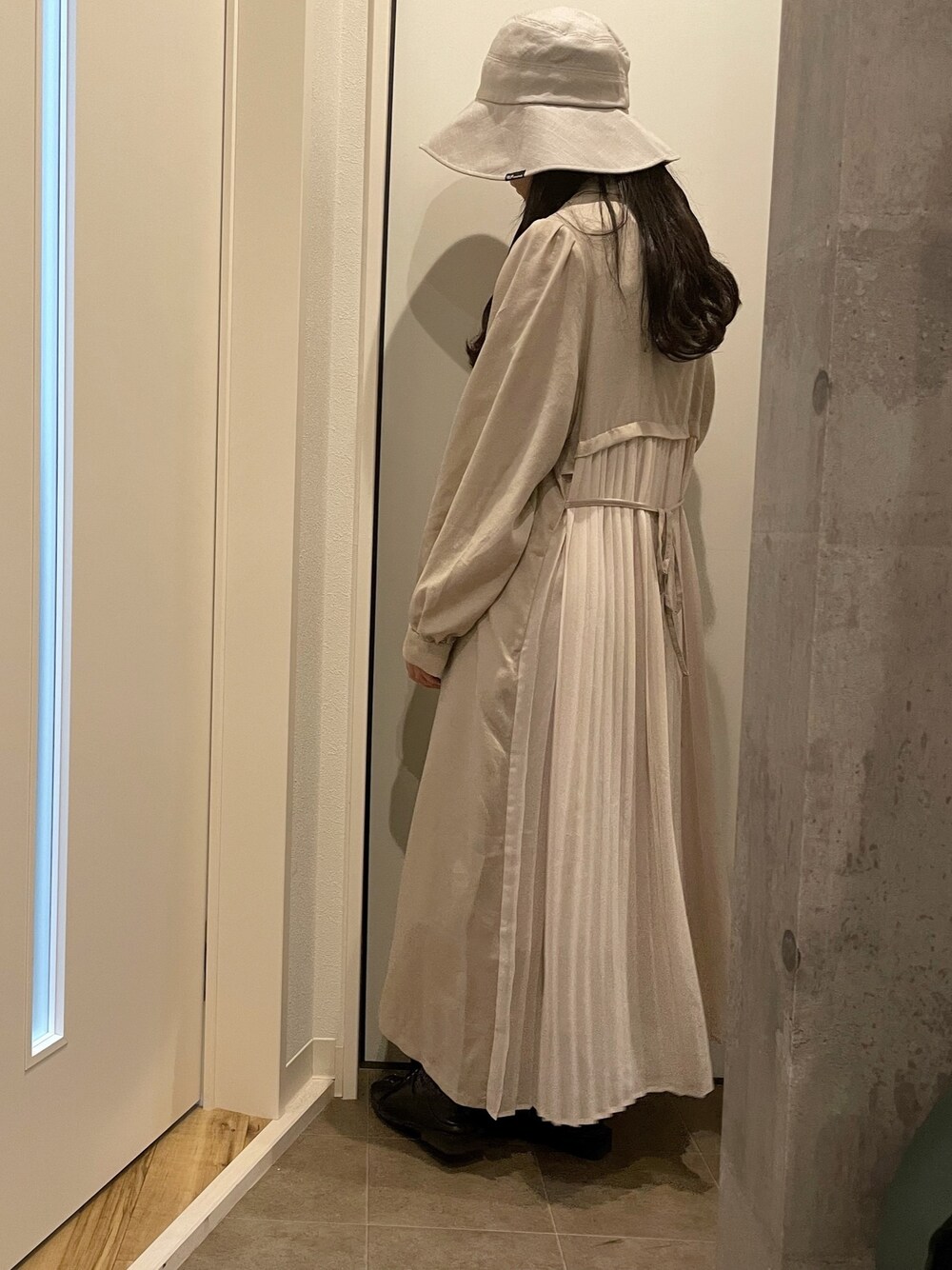 「休日スタイル、日焼け対策、150cm、低身長、トレンチワンピース、プリーツワンピース、wcloset、ハット、ベージュコーデ、ワントーンコーデ」｜「w closetのバックプリーツワンピース（ワンピース/ドレス、ベージュ系）」を使った、CHIHIROさん（レディース・150cm）の春コーディネートの1枚目の写真