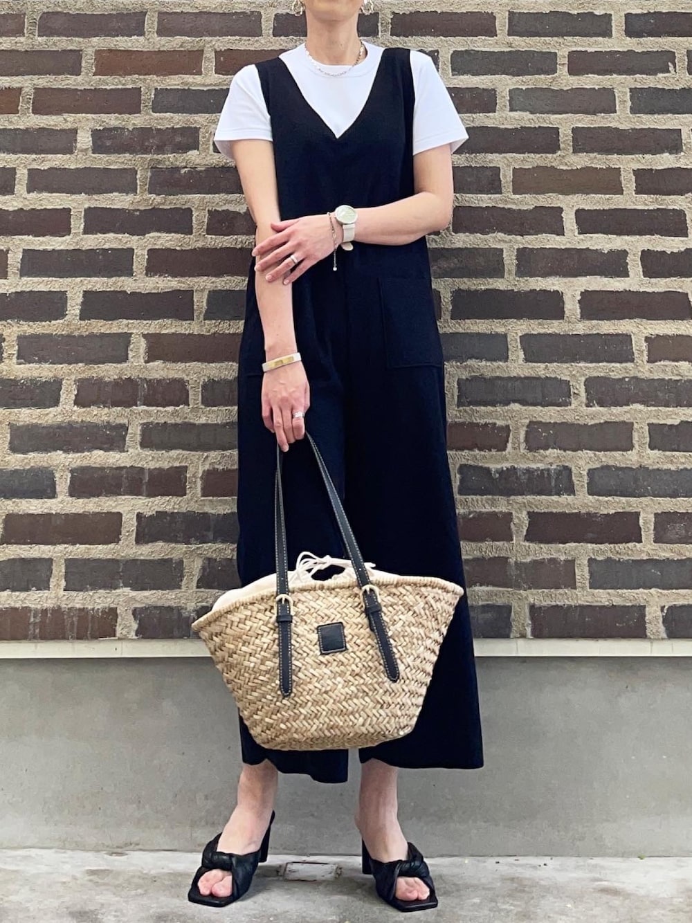 「オトナカジュアル、モノトーン、ZARA、Tシャツ、ママコーデ、オールインワン、モノトーンコーデ、ママファッション、サンダル、シンプル」｜「garden by valmuerのアイテム（オールインワン・サロペット、ブラック系）」を使った、Chieさん（レディース・165cm）の春コーディネートの1枚目の写真