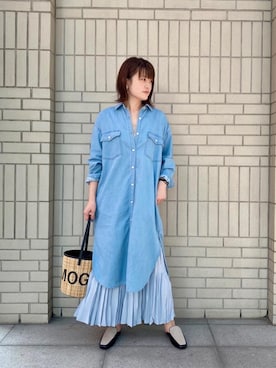 「デニムワンピース」｜「アイテム（スリッポン）」を使った、エールデルクールブラン天神地下街店スタッフさん（レディース・161cm）の春コーディネート