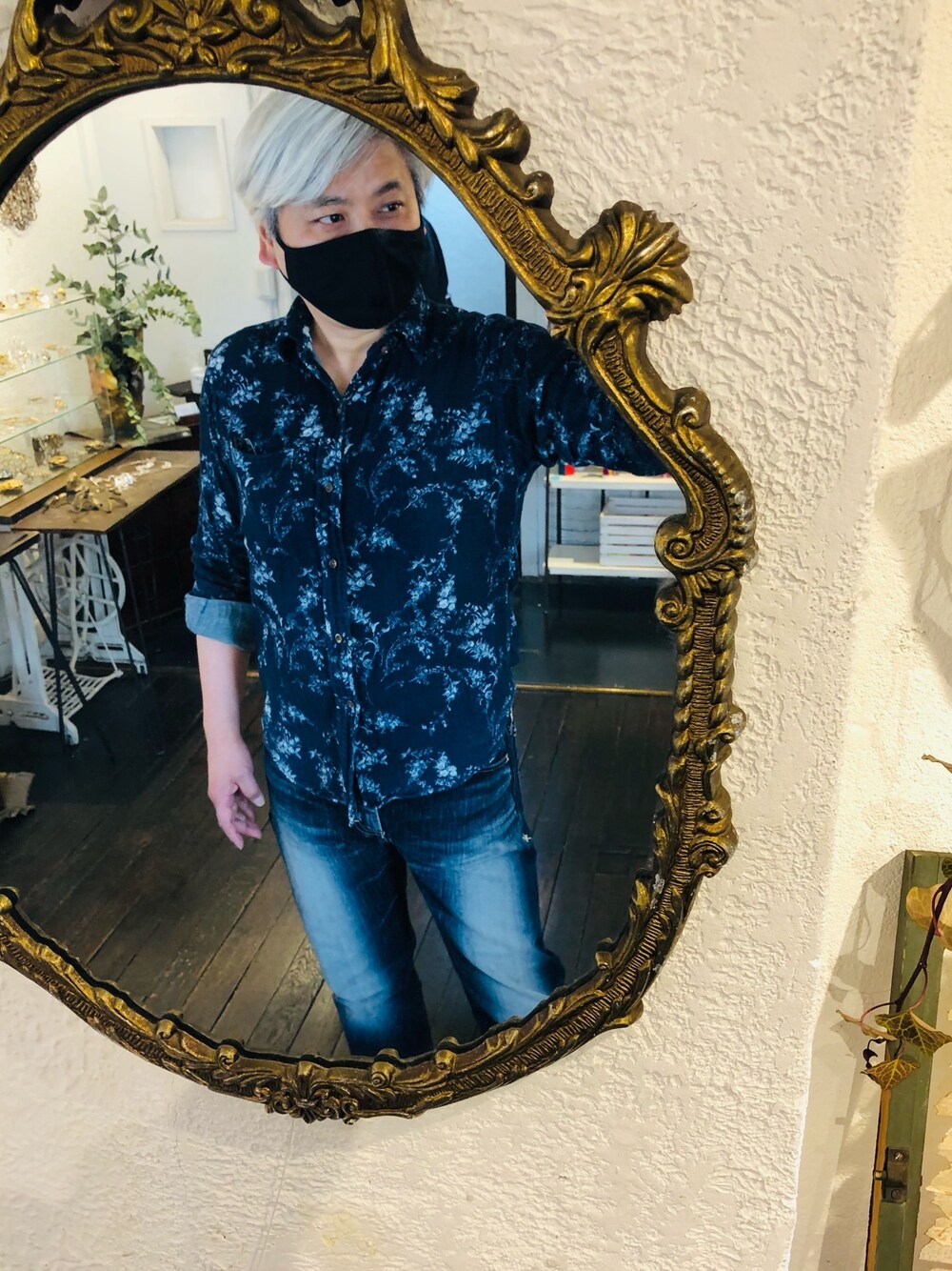 ブルー系のシャツ/ブラウスを着用したメンズの冬コーディネートの1枚目の写真