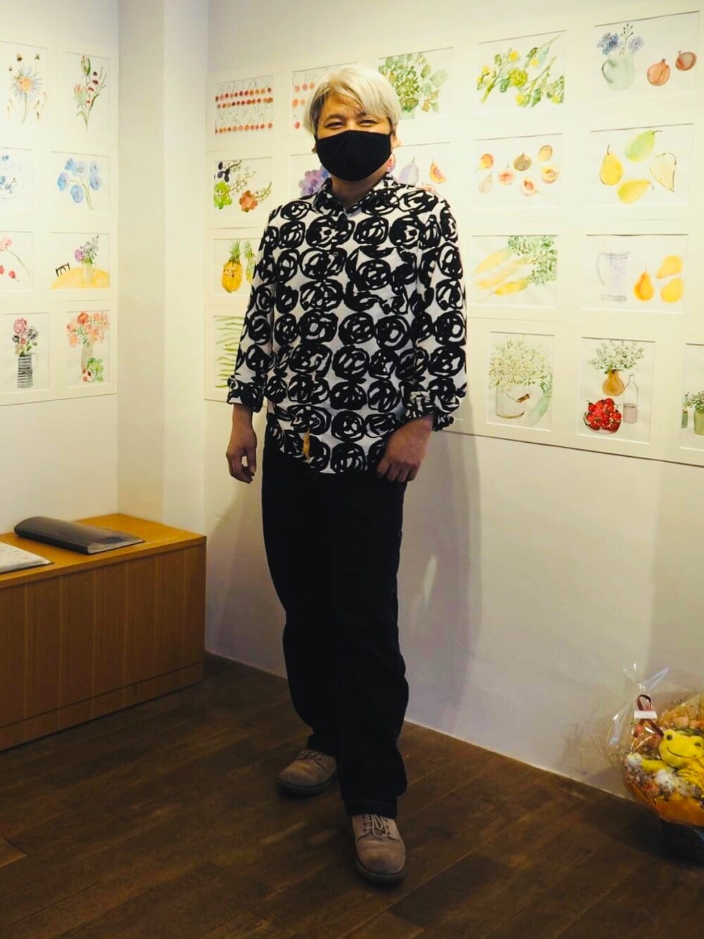 ブラック系のシャツ/ブラウス、ブルー系のデニムパンツを着用したメンズの春コーディネートの1枚目の写真