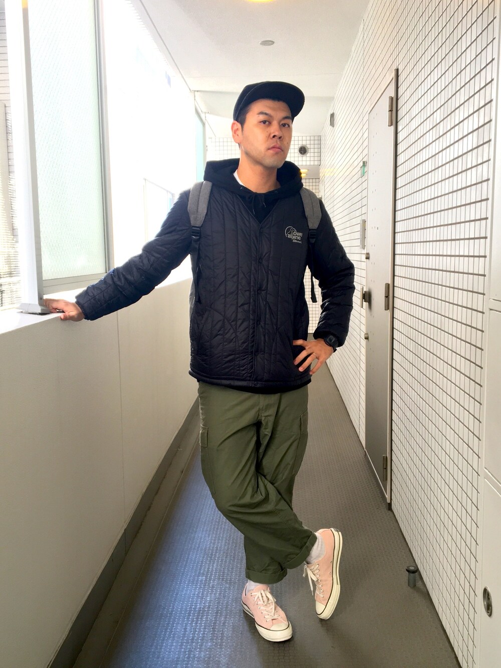 「コンバース、チャックテイラー、ディッキーズ、SOPHNET.、UNIQLO、lowe alpine」｜「Lowe alpineのアイテム（ダウンジャケット/コート、ブラック系）」を使った、土佐兄弟　兄　たくやさん（メンズ・182cm）の冬コーディネートの1枚目の写真