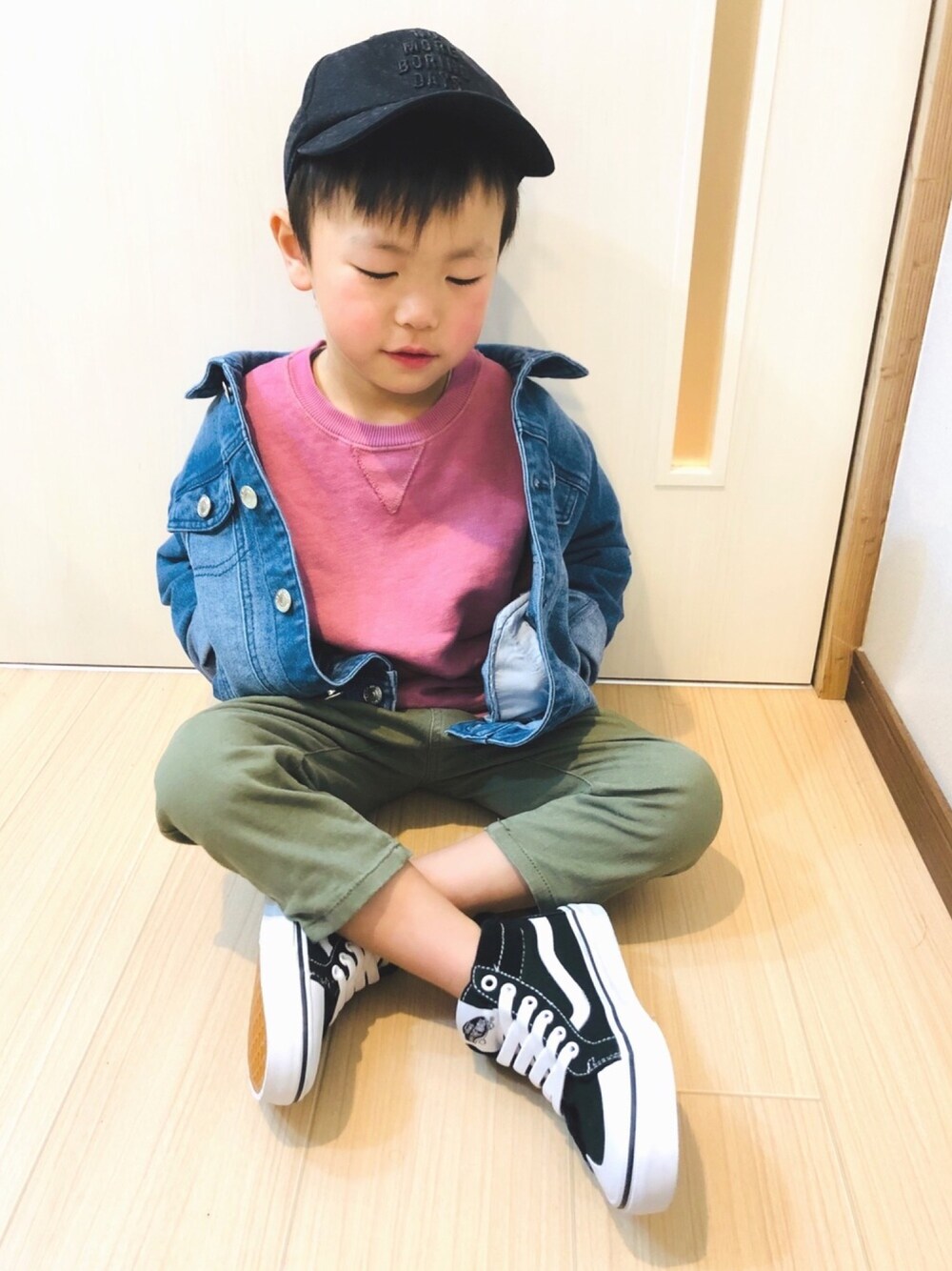 「桜もちコーデフェス、キッズコーデ、春コーデ、ピンクスウェット、デニムジャケット、VANS」｜「BACK NUMBERのアイテム（デニムジャケット、ブルー系）」を使った、aaoshanさん（キッズ・100cm）の春コーディネートの1枚目の写真
