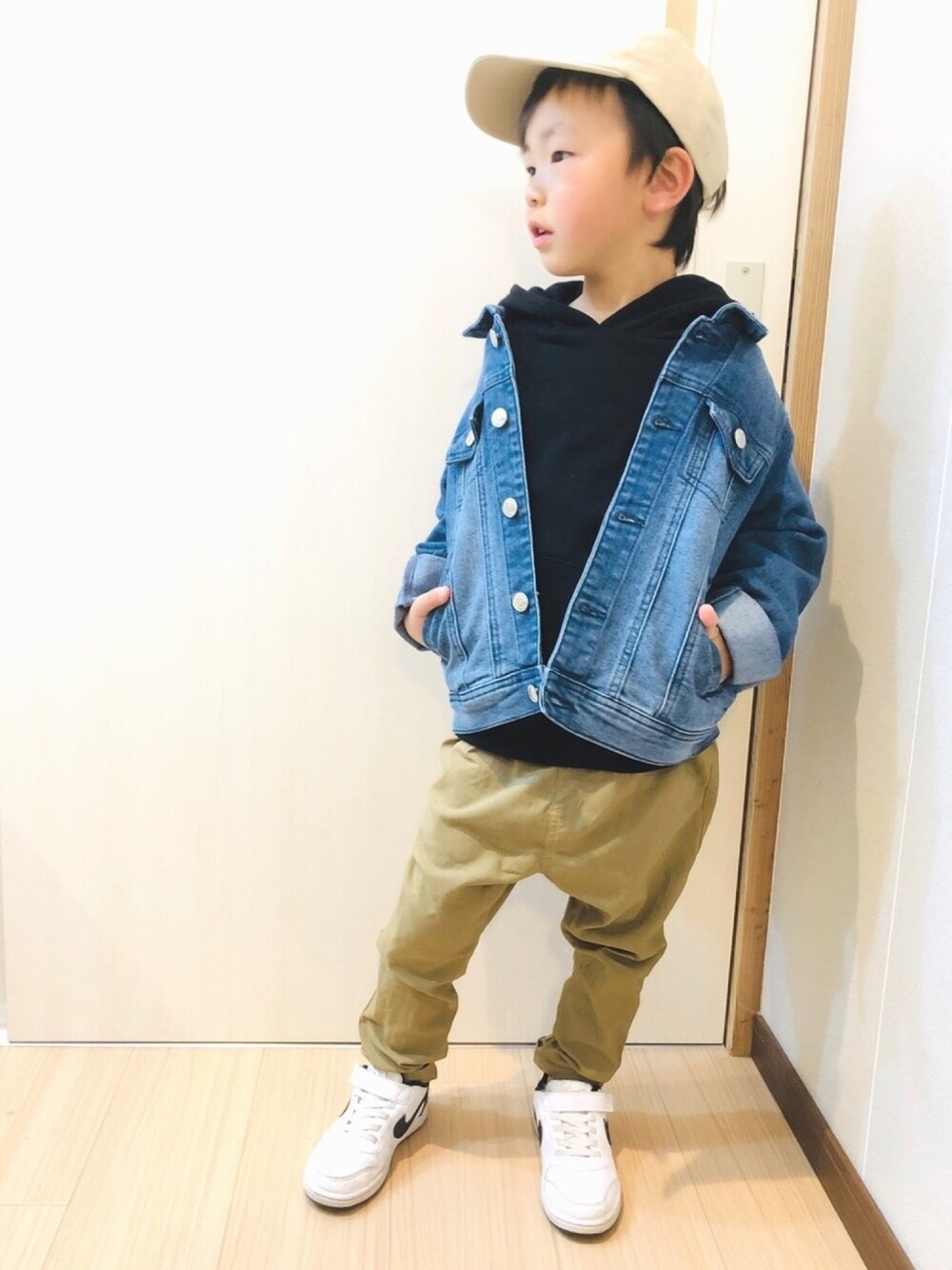 「平成最後のWEARISTAセンバツ、カジュアルコーデ、男の子コーデ、4歳、キッズコーデ、春コーデ、デニムジャケット、ベージュ」｜「devirockの無地スウェット長袖パーカー プルパーカー（パーカー、ブラック系）」を使った、aaoshanさん（キッズ・100cm）の春コーディネートの1枚目の写真
