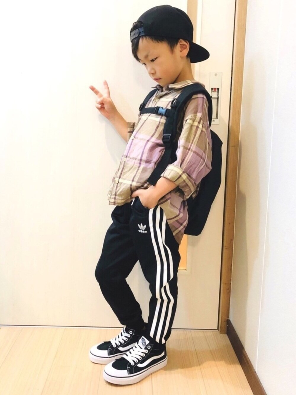 「ラブアンドピース2019、2019秋チェッカーず、キッズコーデ、ストリートMIX、男の子、秋コーデ、リュック、ジャージ、チェッカーずまつり2019秋告知」｜「B:MING by BEAMSのadidas / ジャージセットアップ トラックスーツ（ジャージ、ブラック系）」を使った、aaoshanさん（キッズ・110cm）の秋コーディネートの1枚目の写真