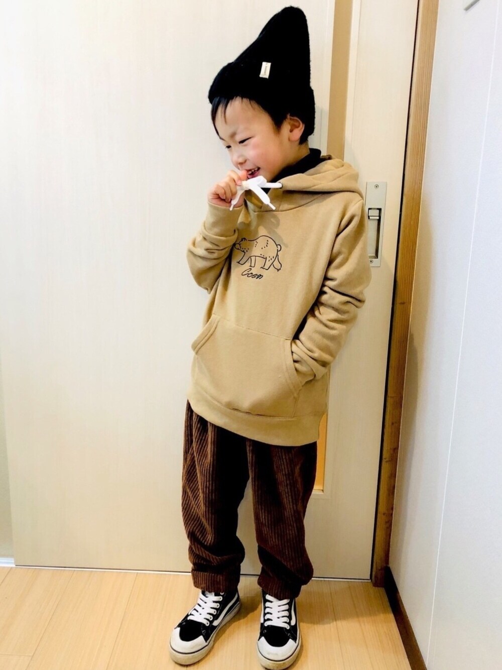 「大晦日、キッズ、パーカー、コーエン(coen)、コーデュロイ、ベージュ、男の子コーデ、5歳、今年もお世話になりました」｜「coenの【coen キッズ / ジュニア】コーエンベア刺繍スウェットパーカー（パーカー、ベージュ系）」を使った、aaoshanさん（キッズ・110cm）の冬コーディネートの1枚目の写真