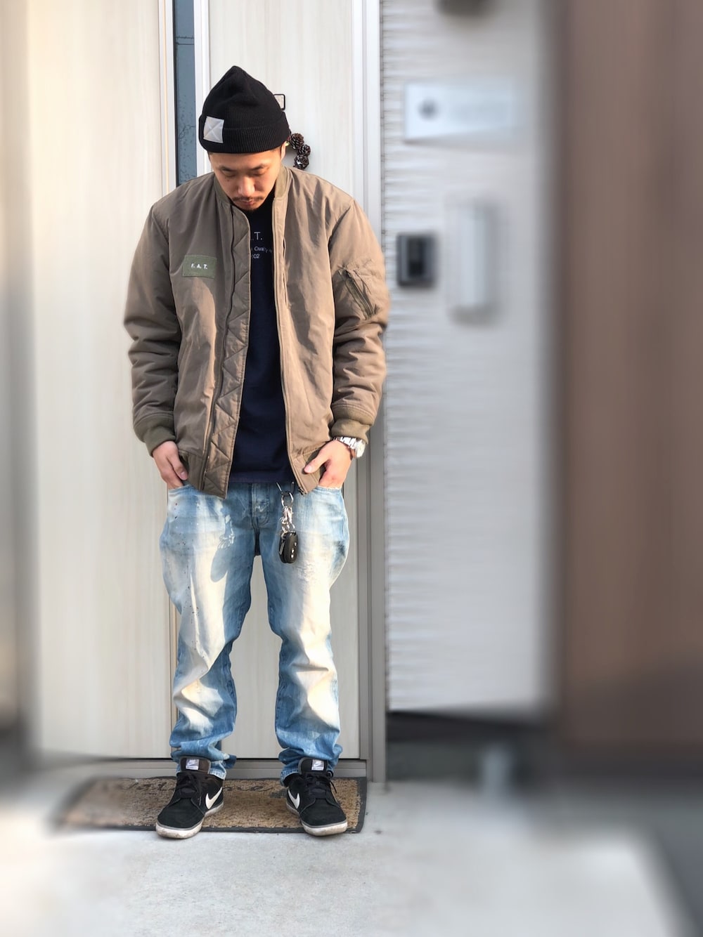 ブルー系のTシャツ/カットソー、グリーン系のMA-1、ブルー系のデニムパンツを着用したメンズの冬コーディネートの1枚目の写真