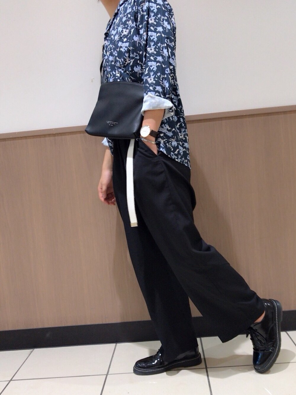 「柄シャツ、オープンカラーシャツ、ワイドパンツ、サコッシュ、RAGEBLUE、WEGO、ダニエルウェリントン、夏コーデ、お気に入りコーデ」｜「RAGEBLUEのFL EASY SACOCHE/790617（ショルダーバッグ、ブラック系）」を使った、YUMAさん（メンズ・172cm）の春コーディネートの1枚目の写真
