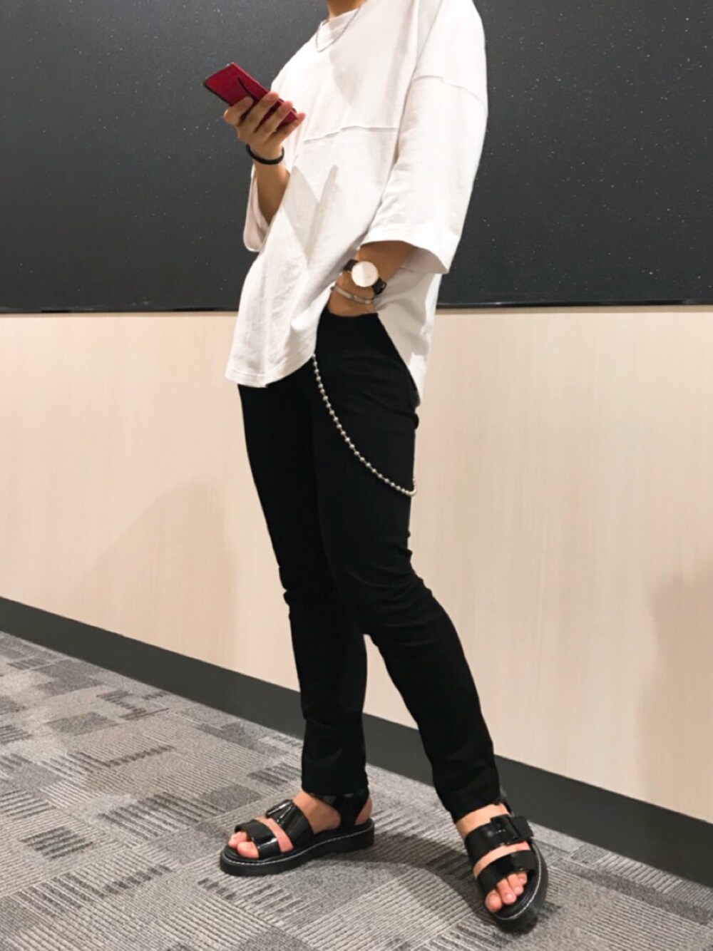「夏コーデ、モノトーン、白Tシャツ、黒スキニー、ウォレットチェーン、サンダル、RAGEBLUE、URBAN RESEARCH、Daniel Wellington、GU」｜「URBAN RESEARCHのアイテム（Tシャツ/カットソー、ホワイト系）」を使った、YUMAさん（メンズ・172cm）の夏コーディネートの1枚目の写真
