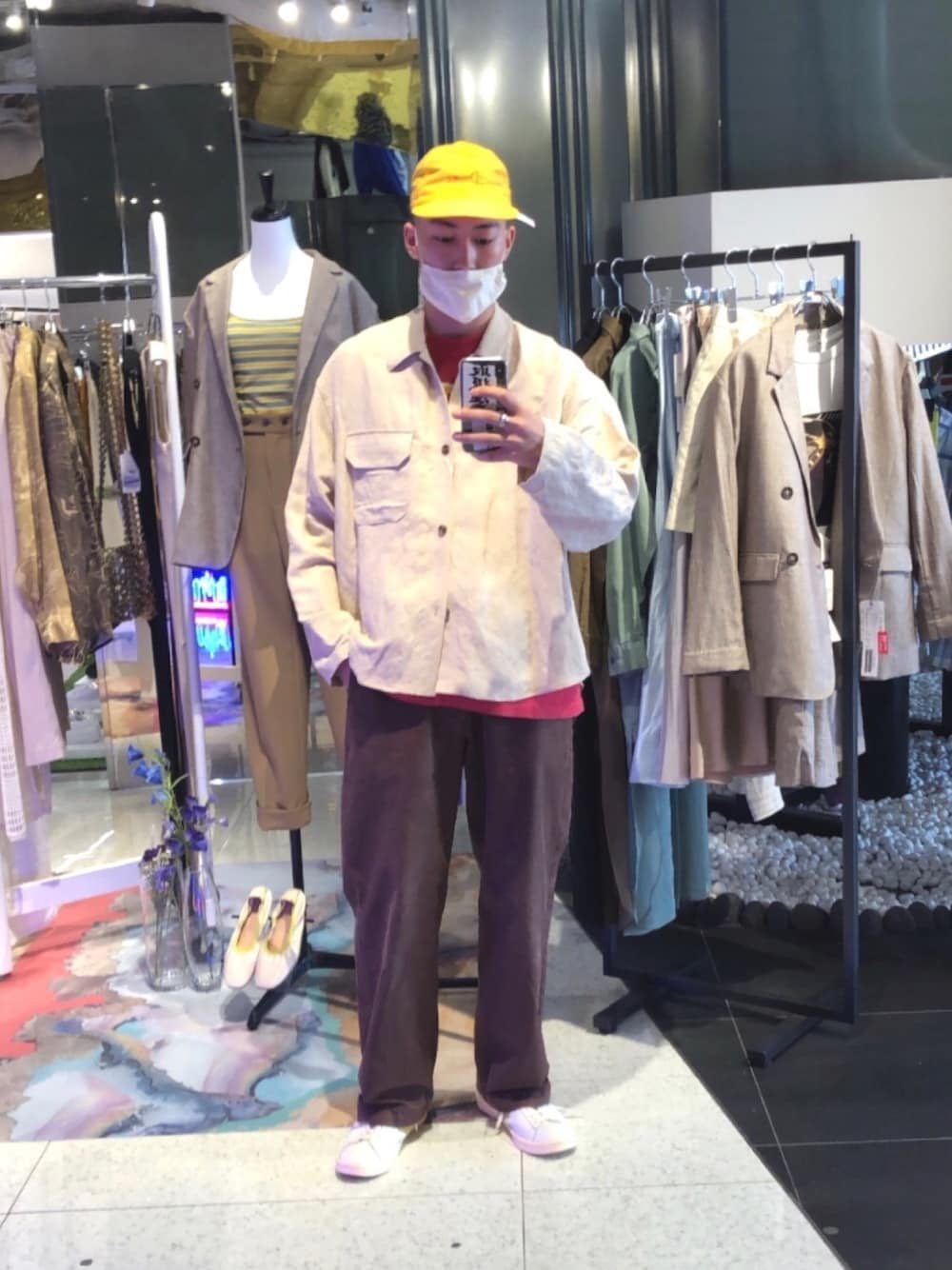「大人カジュアル、カジュアル、スニーカーコーデ、シャツ、ラフコーデ、アースカラー、ストリート、ストリートMIX、ストリートファッション、白シャツ」｜「CLANEのアイテム（シャツ/ブラウス、ベージュ系）」を使った、takukatsukawaさん（メンズ・177cm）の春コーディネートの1枚目の写真