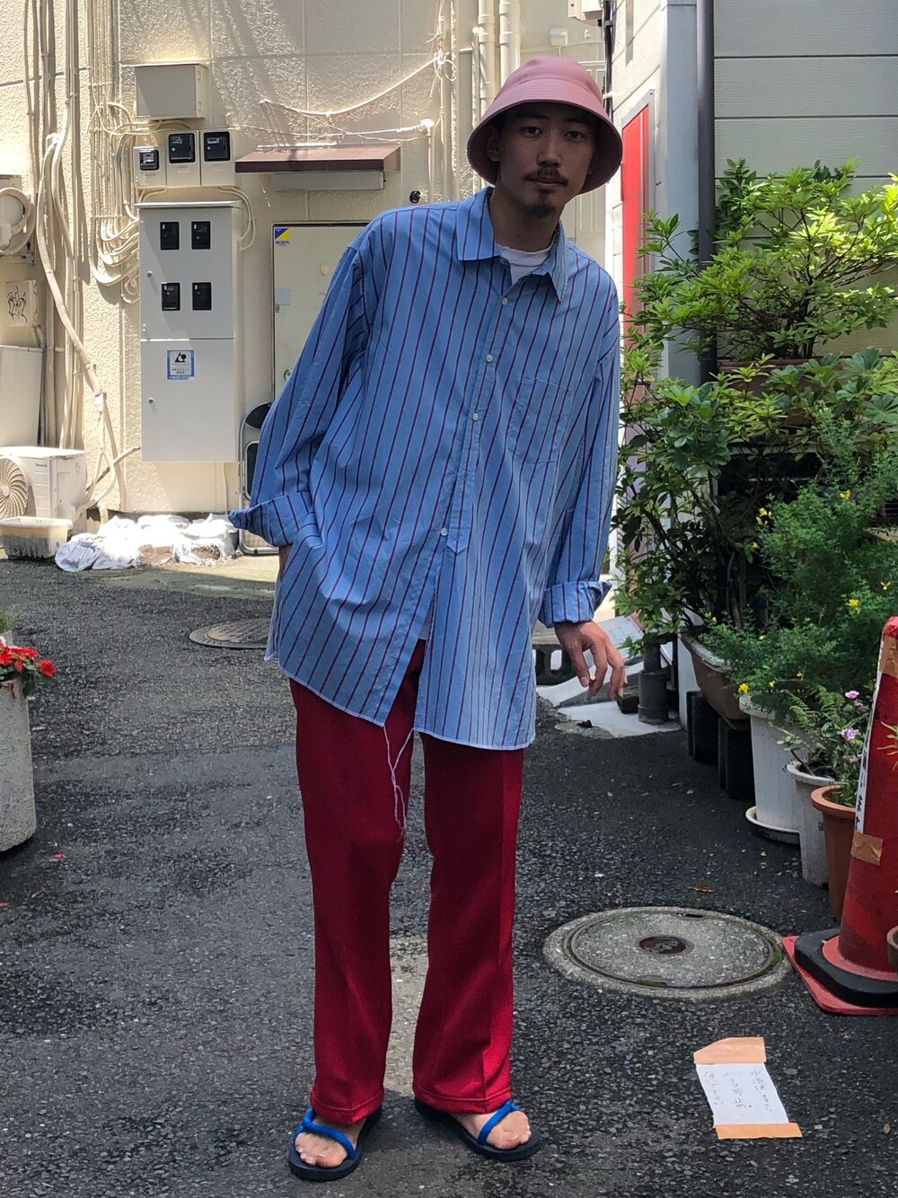 「今日のコーデ、カジュアルコーデ、お洒落さんとつながりたい、ストリート、シャツスタイル、ストライプシャツ、ストライプ、フレアパンツ、キャップ、ハット」｜「Hender Schemeのアイテム（ハット、ピンク系）」を使った、takukatsukawaさん（メンズ・177cm）の夏コーディネートの1枚目の写真