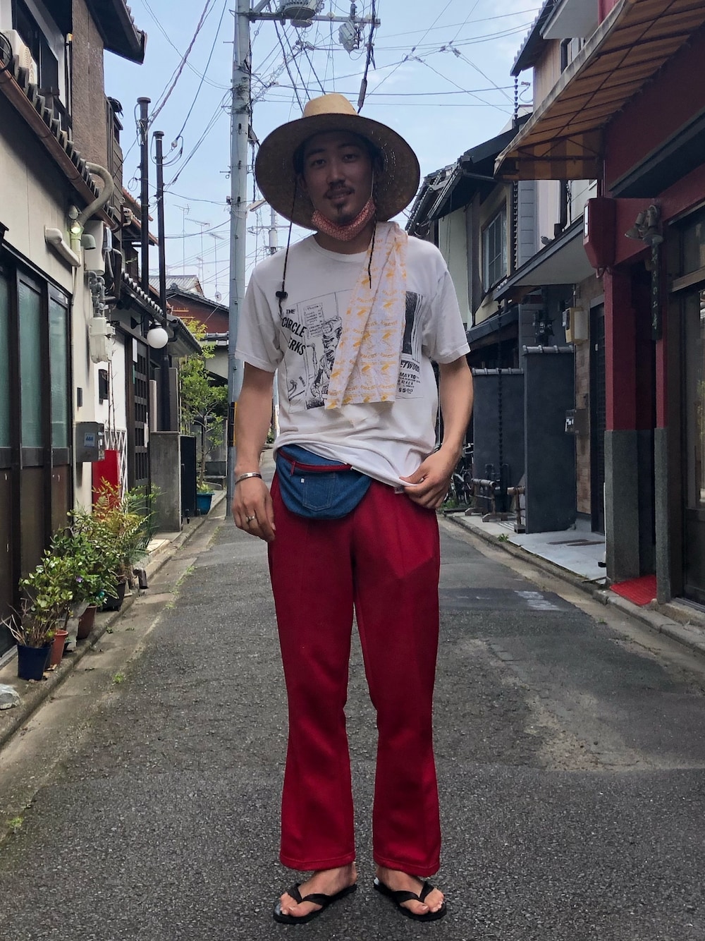 ブルー系のボディバッグ/ウエストポーチを着用したメンズの夏コーディネートの1枚目の写真