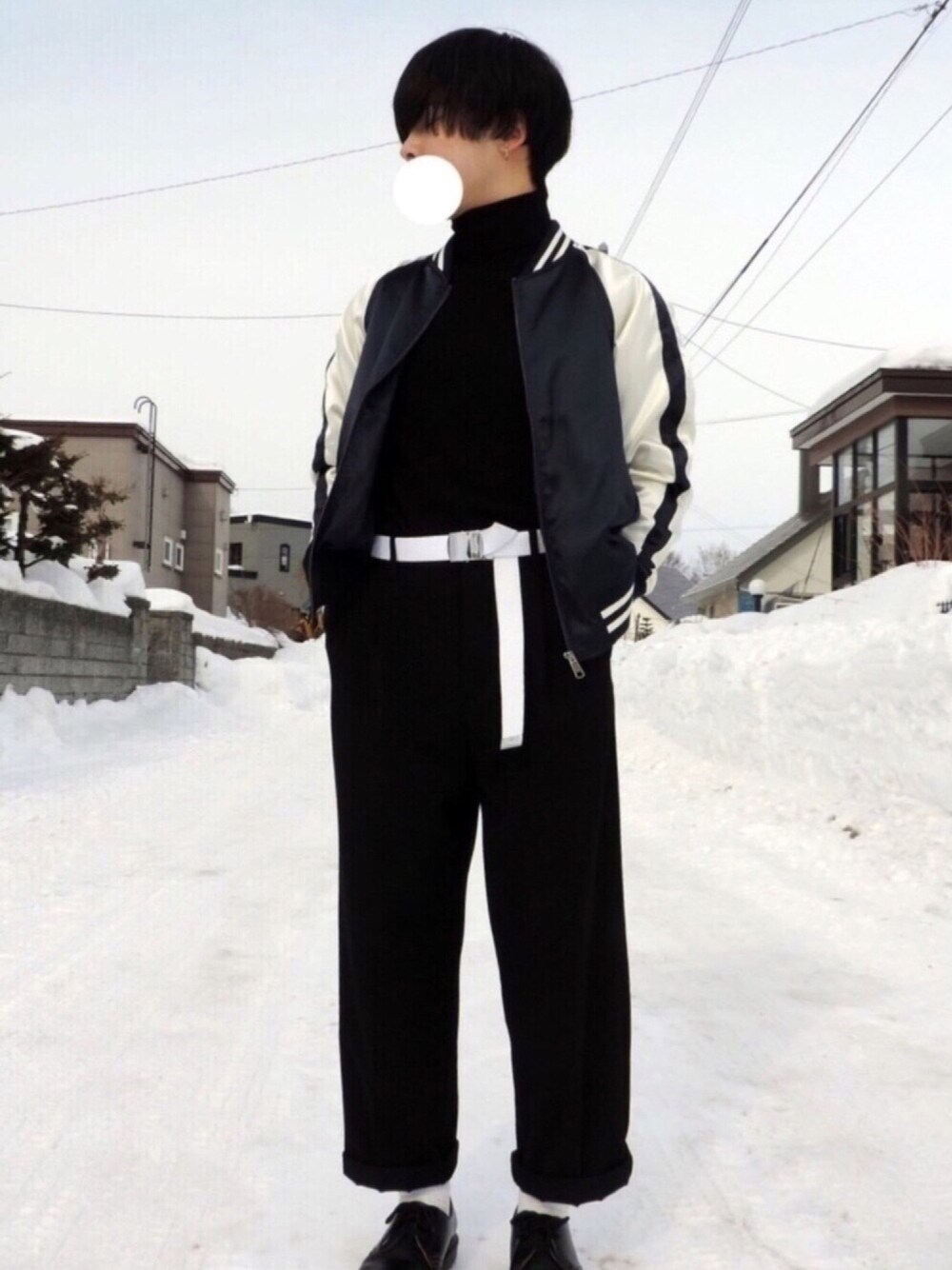 ブルー系のジャケット/アウター、ブラック系のニット/セーター、ブラック系のその他パンツを着用したメンズの冬コーディネートの1枚目の写真