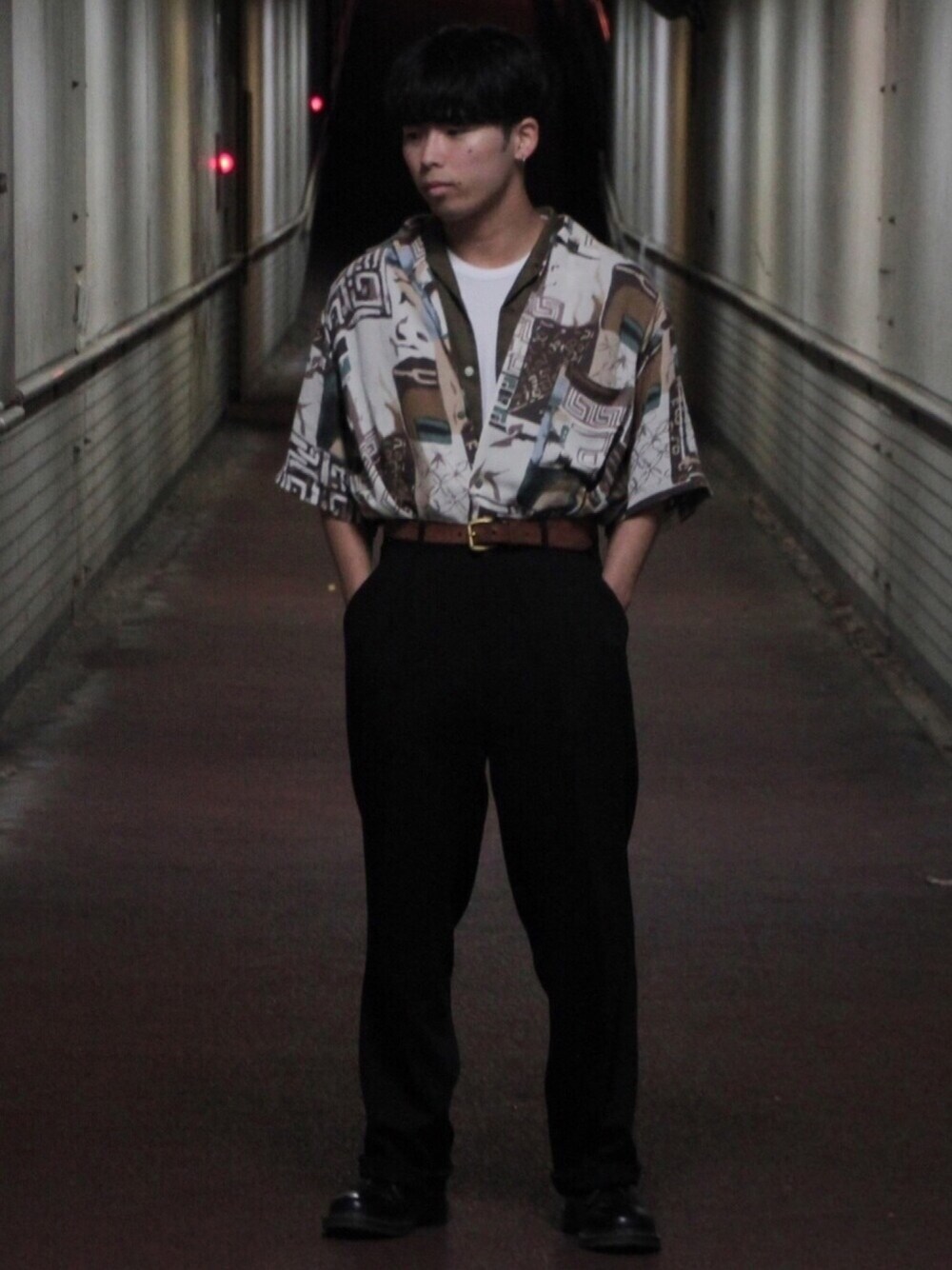 「シャツ、白Tシャツ、ストリート、シャツ on シャツ、柄シャツ、ワイドパンツ、タックイン」｜「usedのアイテム（シャツ/ブラウス、その他）」を使った、Yosuke さん（メンズ・166cm）の春コーディネートの1枚目の写真