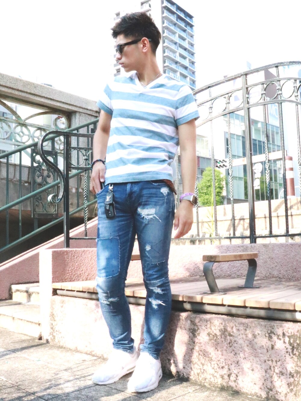 「今日のコーデ、カジュアル、サーフスタイル、ボーダー、トミーヒルフィガー、ベイフロー(BAYFLOW)、ナイキ、outfit、menswear、fashion」｜「TOMMY HILFIGERのアイテム（Tシャツ/カットソー、ホワイト系）」を使った、🌺ハリュー🌺服部隆乃佑さん（メンズ・175cm）の夏コーディネートの1枚目の写真