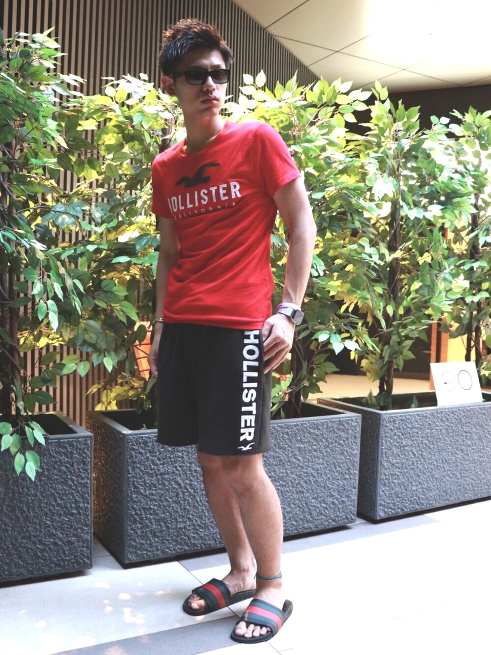 「ホリスター、シンプルコーデ、おしゃれさんと繋がりたい、カジュアル、カジュアルコーデ、ラフ、ラフスタイル、GUCCI、ootd、outfit」｜「Hollisterのアイテム（Tシャツ/カットソー、レッド系）」を使った、🌺ハリュー🌺服部隆乃佑さん（メンズ・175cm）の夏コーディネートの1枚目の写真