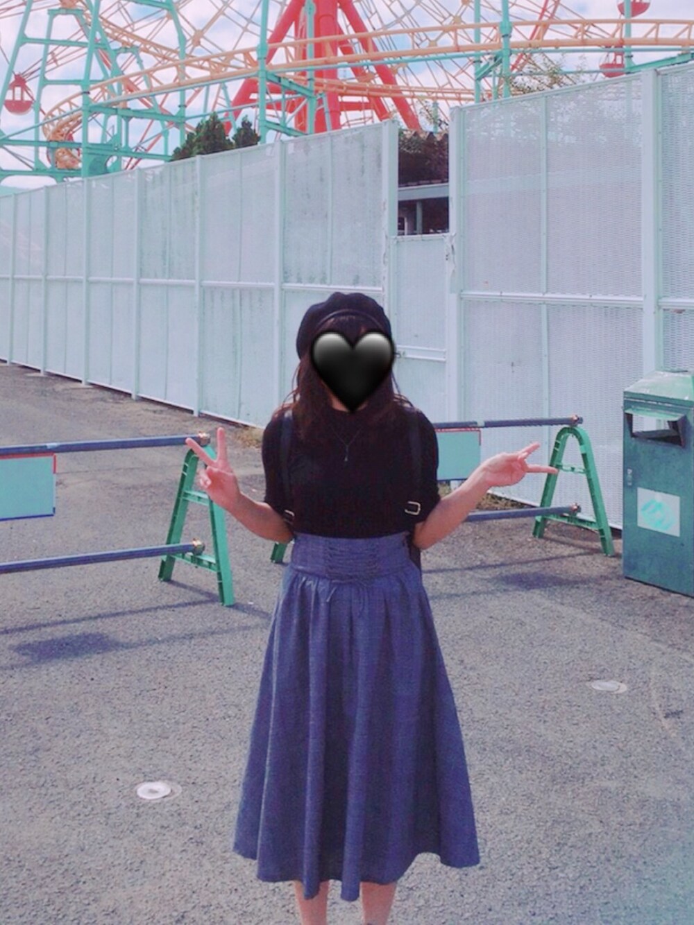 ブラック系のTシャツ/カットソー、その他のスカート、ブラック系のバックパック/リュックを着用したレディースの冬コーディネートの1枚目の写真