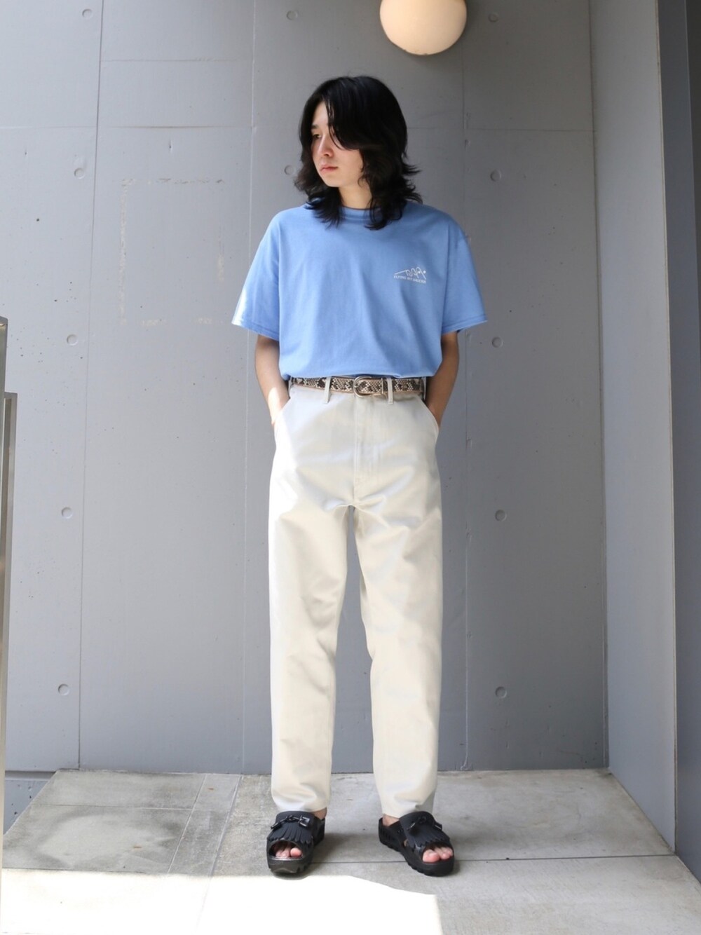 「Hender Scheme、TOIRONIER、GARDEN TOKYO、saby、シンプル、春夏コーデ、白パンツ、タックイン、バックプリント」｜「FSSのアイテム（Tシャツ/カットソー、ブルー系）」を使った、山崎慶太朗　GARDEN渋谷さん（メンズ・171cm）の夏コーディネートの1枚目の写真