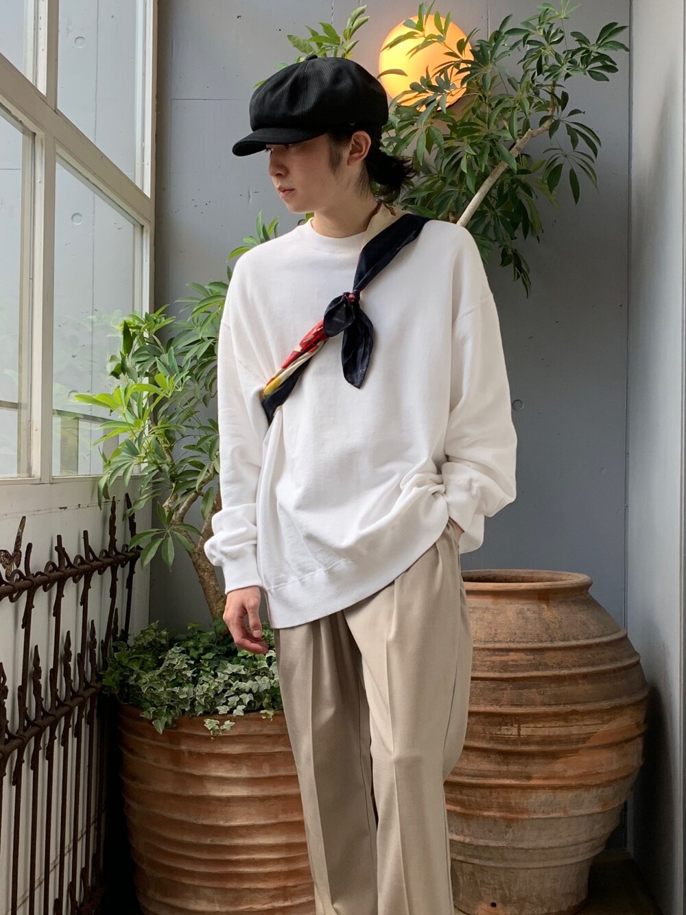 「GARDEN TOKYO、URU、TOIRONIER、lastframe、cph_tokyo、カジュアルコーデ、秋のコーデ、大人コーデ、リラックススタイル」｜「URUのアイテム（スウェット、ホワイト系）」を使った、山崎慶太朗　GARDEN渋谷さん（メンズ・171cm）の秋コーディネートの1枚目の写真