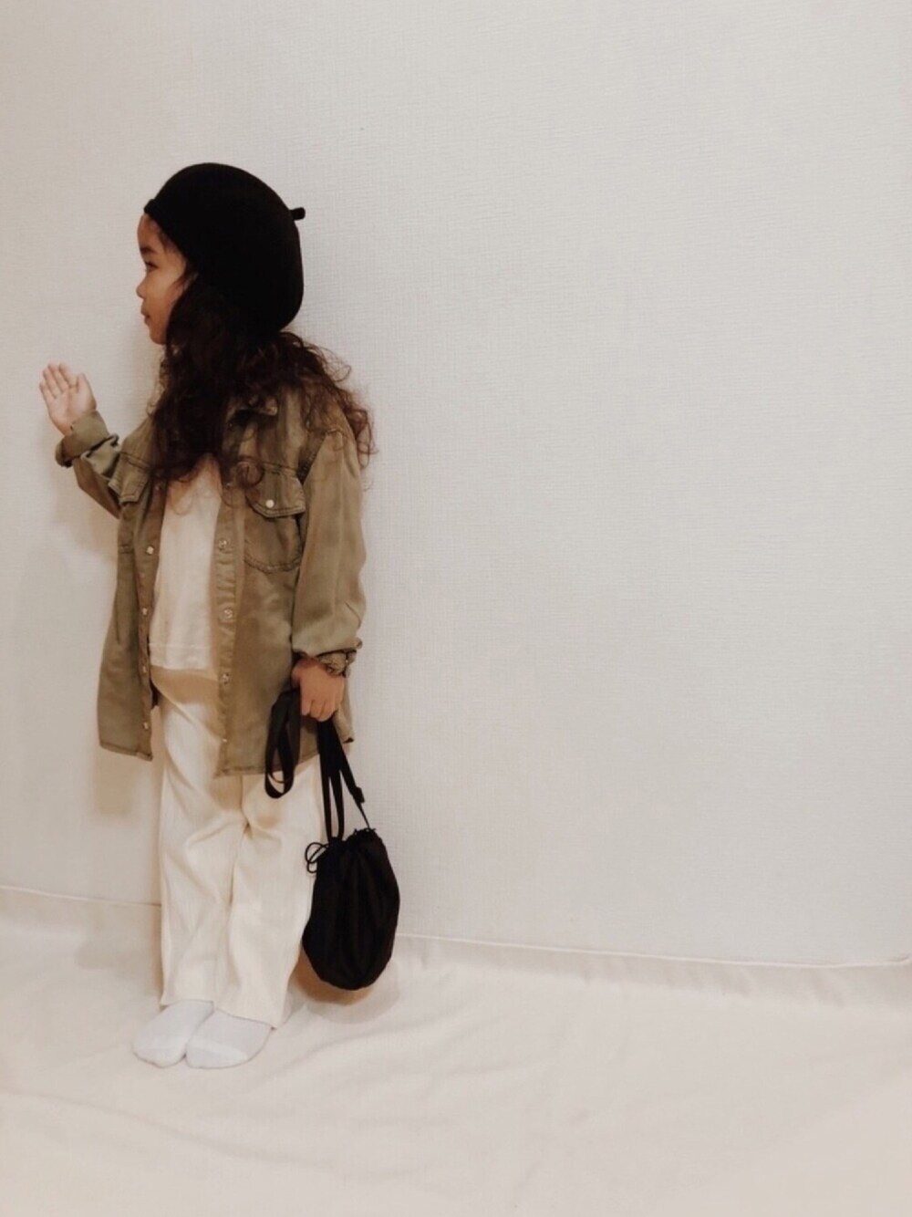 ブラック系のジャケット/アウター、ホワイト系のTシャツ/カットソー、ホワイト系のその他パンツを着用したキッズの冬コーディネートの1枚目の写真