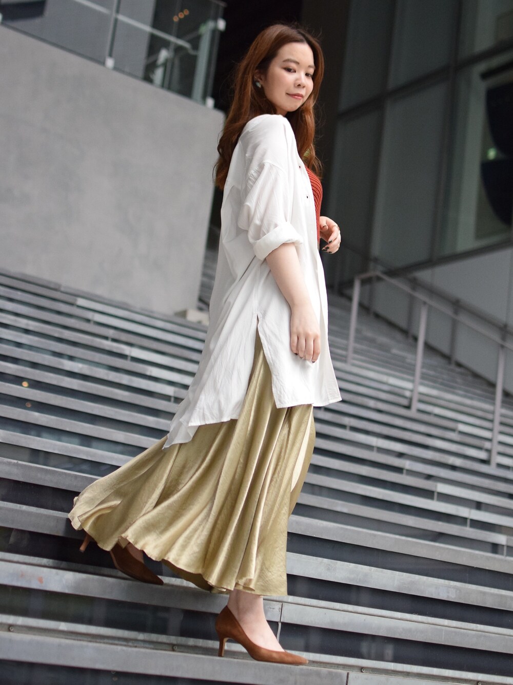 「ロングスカート、大人コーデ、ootd、春夏コーデ、白シャツ、サテン、最高パンプス、カーキ、ブラウン、パンプス」｜「PICHE ABAHOUSEの【最高パンプス】美脚×快適 fluffy fit 7cmパンプス（パンプス、ブラウン系）」を使った、Shihoさん（レディース・169cm）の春コーディネートの1枚目の写真