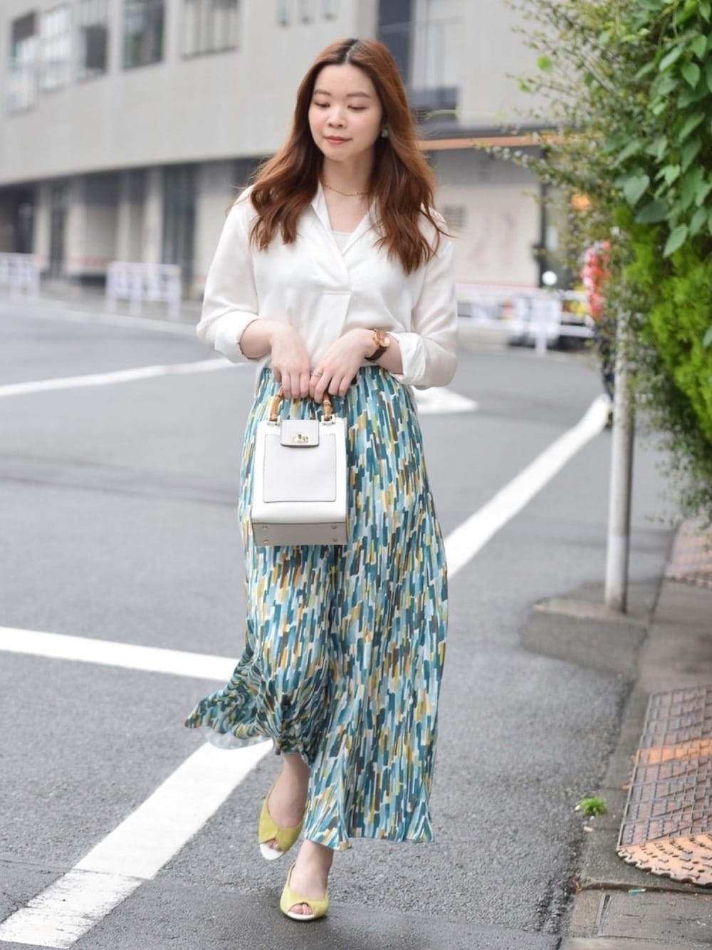 「夏コーデ、大人カジュアル、シャツスタイル、ライムグリーン、オリジナル、バンブーバック、オープントゥ、パンツスタイル、ワイドパンツ、ゴールドアクセ」｜「qualiteのVネックフォルムプルオーバー（シャツ/ブラウス、ホワイト系）」を使った、Shihoさん（レディース・169cm）の夏コーディネートの1枚目の写真