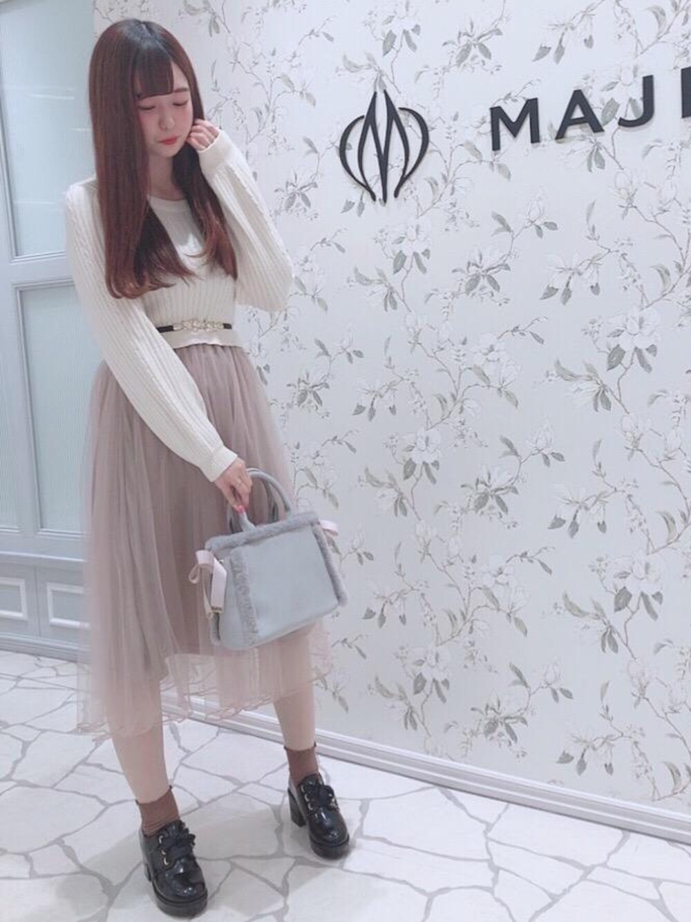 「ニットワンピース、デートコーデ、MAJESTIC LEGON、マジェスティックレゴン、チュールワンピース、パステルコーデ」｜「MAJESTIC LEGONの♯feminineバックルゴムベルト（ベルト、その他）」を使った、マジェスティックレゴンHEPFIVE店スタッフさん（レディース・163cm）の冬コーディネートの1枚目の写真