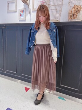 「ベロアスカート」｜「アイテム（デニムジャケット）」を使った、マジェスティックレゴンHEPFIVE店スタッフさん（レディース・155cm）の冬コーディネート
