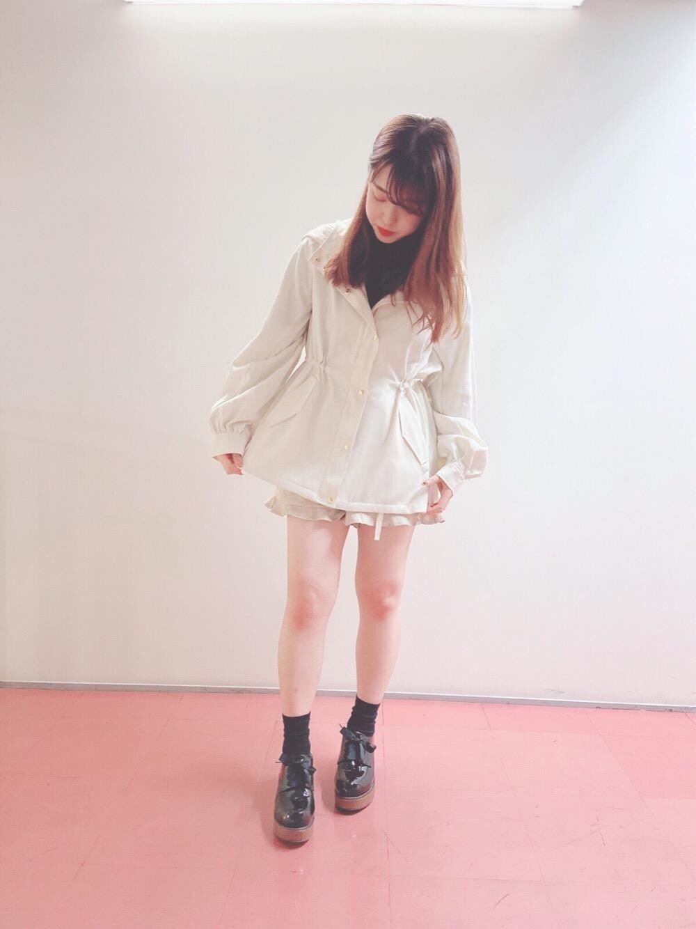 「ブルゾン、ショートパンツ、MAJESTIC LEGON、マジェスティックレゴン、パワショル」｜「MAJESTIC LEGONのハートベルト付ショートパンツ（その他パンツ、ベージュ系）」を使った、マジェスティックレゴンHEPFIVE店スタッフさん（レディース・155cm）の冬コーディネートの1枚目の写真