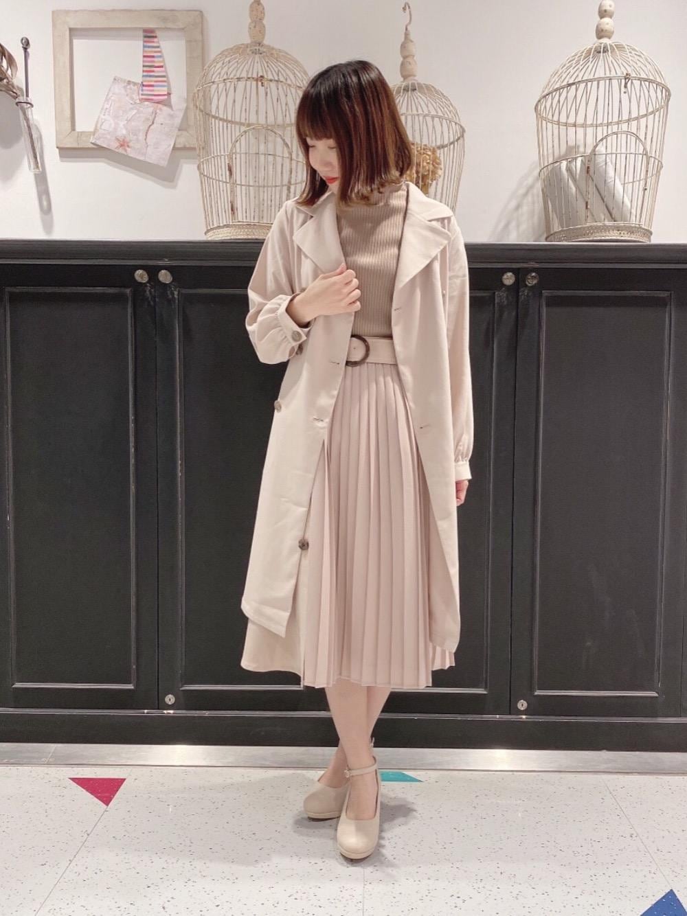 「パンプス、トレンチコート、バックリボン、デートコーデ、MAJESTIC LEGON、春コーデ、マジェスティックレゴン、トレンチスカート、パワショル、大人っぽい」｜「MAJESTIC LEGONのフカフカフェミニンパンプス（パンプス、ベージュ系）」を使った、マジェスティックレゴンHEPFIVE店スタッフさん（レディース・155cm）の冬コーディネートの1枚目の写真