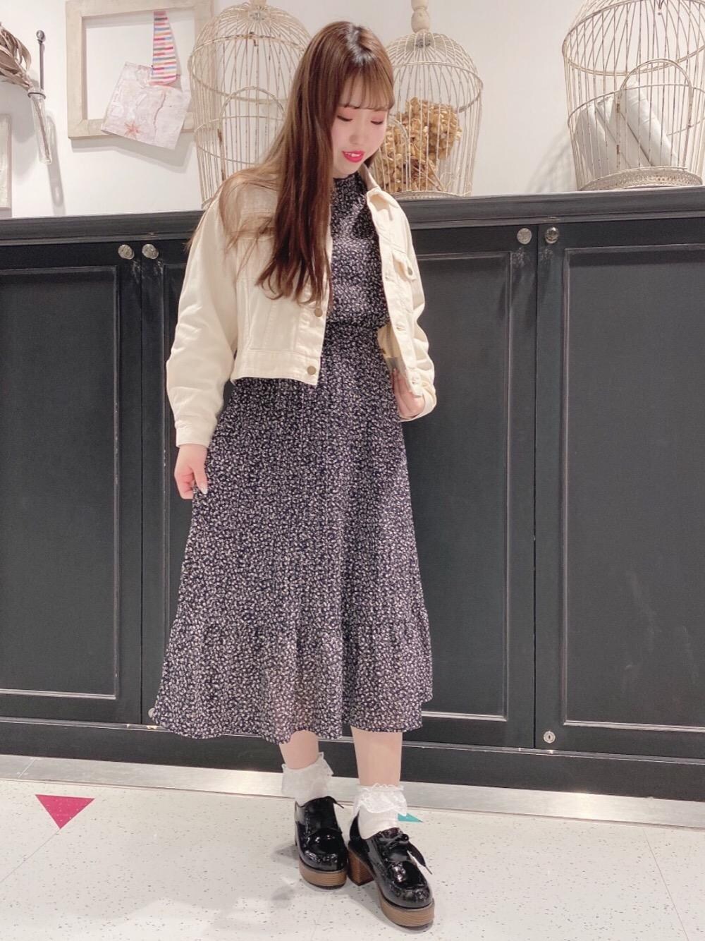 「ワンピース、花柄、シューズ、ジージャン、MAJESTIC LEGON、春コーデ、マジェスティックレゴン、今日のコーデ、お出掛けコーデ」｜「MAJESTIC LEGONのヴィンテージミニフラワーワンピ（ワンピース、ブルー系）」を使った、マジェスティックレゴンHEPFIVE店スタッフさん（レディース・155cm）の春コーディネートの1枚目の写真